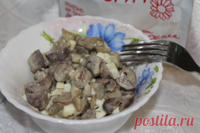 Салат из куриных сердечек и грибов - Простые рецепты Овкусе.ру