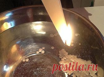 КАК БЫСТРО СНЯТЬ ИСПУГ У ДЕТЕЙ !!!


Налейте в ковш или кружку холодной воды. В другой посуде растопите воск. Держите ковш над головой ребенка, лейте в него растопленный воск и шепчите:

,,Выливаются испуги, переполохи за пороги, с костей, с мощей, с жилочек, с пожилочек, с ретивого сердца, с алой крови, с буйной головы (имярек). Аминь.