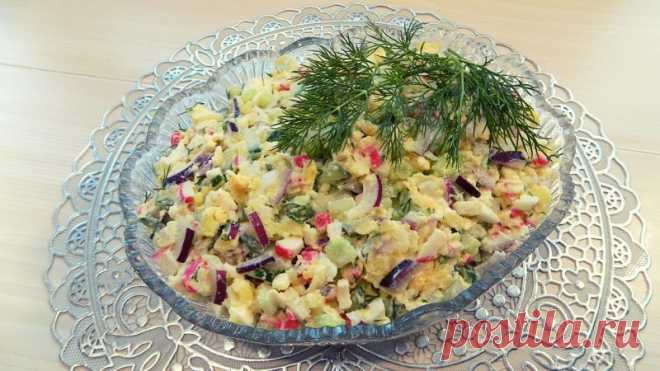 Салат из крабовых палочек с огурцом и сыром. Видео рецепт Для приготовления салата нам понадобиться:200 гр. крабовых палочек1 свежий огурец2 плавленных сырка3 куриных яйца2 картошки1 красная луковица 1 пучок укропасоль по вкусумайонез для заправкиВидео рецепт приготовления салата: