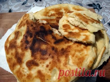 Пышнющие, пористые и слоистые лепёшки на сковороде. Рецепт наш, семейный - Пир во время езды Эти пышные многослойные лепешки с начинкой на сковороде готовят в нашей семье не одно поколение. И пусть дрожжи стали другими (помню, бабуля пользовалась не самими дрожжами, а закваской), да и масло не льняное (именно на таком масле я училась в детстве готовить эти лепешки), но этот рецепт наш, семейный! Принято дрожжевое тесто запекать. Максимум «вольностей» […]