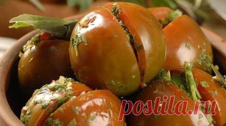 Помидоры по-армянски на зиму - просто и очень вкусно!
Ингредиенты на 8 порций: 
острые красные перчики – 2 шт.
по 1 пучку петрушки и кинзы
бурые помидоры – 1,5 кг
лист лавровый – 1 шт.
веточка базилика
головка чеснока
соль – по вкусу
Приготовление (время готовки - 2 ч 30 мин):
1. Приготовить начинку. Чеснок очистить, из острых перчиков удалить семена. Зелень промыть. Зубки чеснока, перчики и зелень мелко нарезать.
2. Помидоры вымыть. Сделать на каждом глубокий разрез, не доходя до конца 1 с