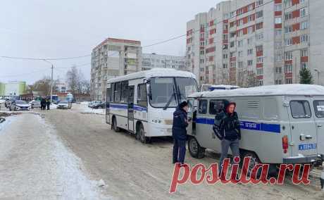 При стрельбе в гимназии Брянска ранены пять человек. В результате стрельбы в брянской гимназии два человека погибли, пятеро пострадали, рассказал журналистам помощник министра здравоохранения России Алексей Кузнецов.
