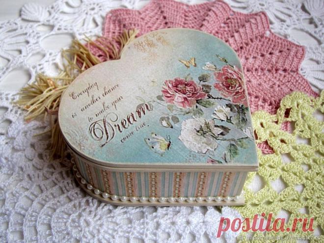 Шкатулка. Мечта.  – купить на Ярмарке Мастеров – HS0IBRU | Шкатулки, Москва Шкатулка. Мечта. . в интернет-магазине на Ярмарке Мастеров. Шкатулка в виде сердца, выполнена в технике декупаж, покрыта бархатным лаком, приятна на ощупь. Не большая шкатулка для хранения милых сердцу украшений и мелочей. Отличный подарок на день влюблённых.