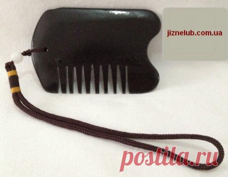 Традиционная китайская медицина уже много тысячелетий использует интересный метод массажа - скобление (гуаша). Этот массаж делается специальными скребками, которыми скребут смазанную лечебным массажным маслом кожу по линиям энергетических меридианов. здесь Вы можете посмотреть эти интересные скребки:
1.  Из черного нефрита (священного камня Бянь, который добывают в труднодоступном месте высокогорного Китая в месте падения древнего метеорита
2. Из рогов буйволов
3. Из зеленого нефрита