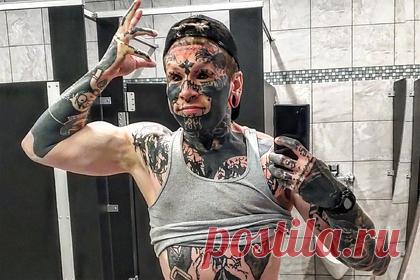 Обладатель 200 тату на теле залил пигментом глаза и назвал причину своего выбора. Младший менеджер в американской пиццерии, который за последние 10 лет стал обладателем более 200 тату по всему телу, назвал причину, по которой залил глаза черным пигментом. Мужчина признался, что с детства рисовал персонажей с черными глазами и всю жизнь мечтал стать похожим на них.