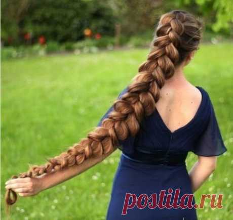 Маска для повышения густоты волос 
Наиболее доступный и дешевый рецепт: кефир+мед+дрожжи 
Взять 2 чайных ложки дрожжей, залить их водой или молоком и подождать часок, чтобы «подошли». Далее берем 2-3 столовые ложки меда, полстакана любого кисломолочного продукта (чем дешевле — тем натуральнее) — кефир, простокваша, кумыс и все это смешиваем. 
Наносим на волосы по всей длинне, втираем в кожу головы, потом заматываем все это полиэтиленом, сверху — теплый платок или полотенце и ходим так час. См