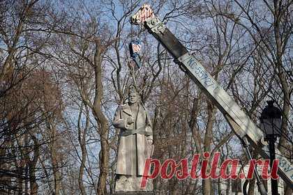 В Киеве снесли памятник генералу Ватутину. В Киеве снесли памятник советскому генералу Николаю Ватутину после неудачной попытки. На опубликованном видео можно заметить, как подъемный кран снимает памятник с постамента. Днем 9 февраля сообщалось, что демонтаж монумента осложнился. Место было оцеплено полицией.