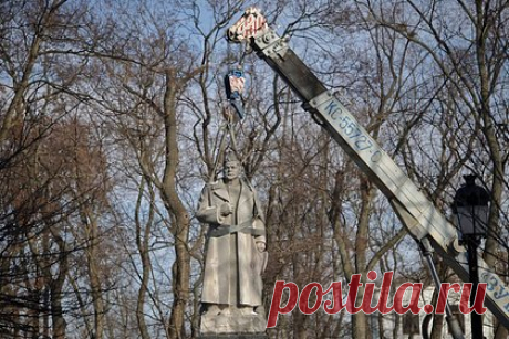 В Киеве снесли памятник генералу Ватутину. В Киеве снесли памятник советскому генералу Николаю Ватутину после неудачной попытки. На опубликованном видео можно заметить, как подъемный кран снимает памятник с постамента. Днем 9 февраля сообщалось, что демонтаж монумента осложнился. Место было оцеплено полицией.