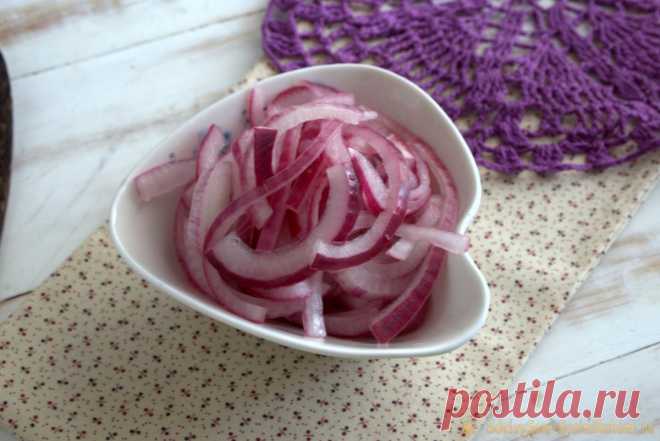 Маринованный красный лук (для канапе, салатов, бургеров и плова) Красный репчатый лук – очень сочный, в меру ядреный, ароматный плод, который сможет украсить своим ярким вкусом любой рецепт. Он удачно подходит для создания вареников, салатов, соте, маринадов и шашлыка. Сочные кусочки лука обладают сильным запахом, поэтому его невозможно употреблять в сыром виде