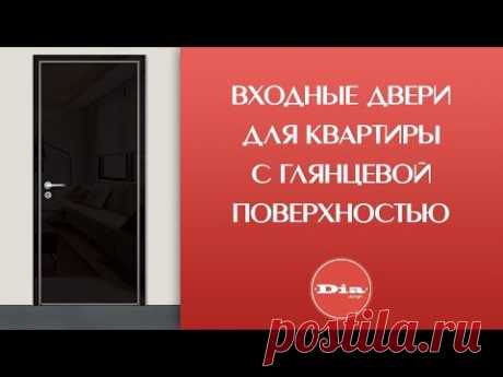 Высокие входные двери для квартиры с глянцевой поверхностью и зеркальной панелью.