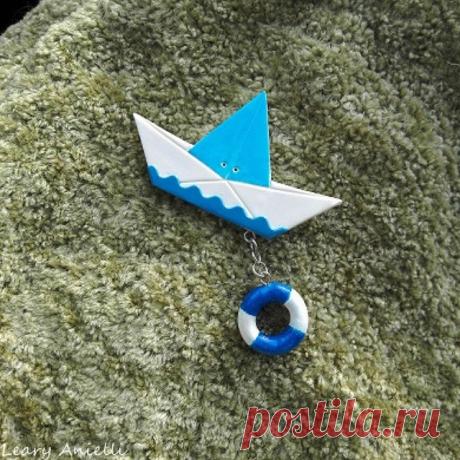 #брошь, #brooch, #длясобак, #forgogs, #дляживотных, #forpets, #хендмейд, #handmade, #креатив, #creative, #счастлива, #happy, #фимо, #fimo, #премо, #premo, #полимернаяглина, #polymerclay, #оригами, #origami, #белый, #white, #синий, #blue.  Как обычно забыла сфотографировать дома, поэтому фото на коленке в буквальном смысле. :) Для замечательного йорка Боцмана. Брошь-пуговица.