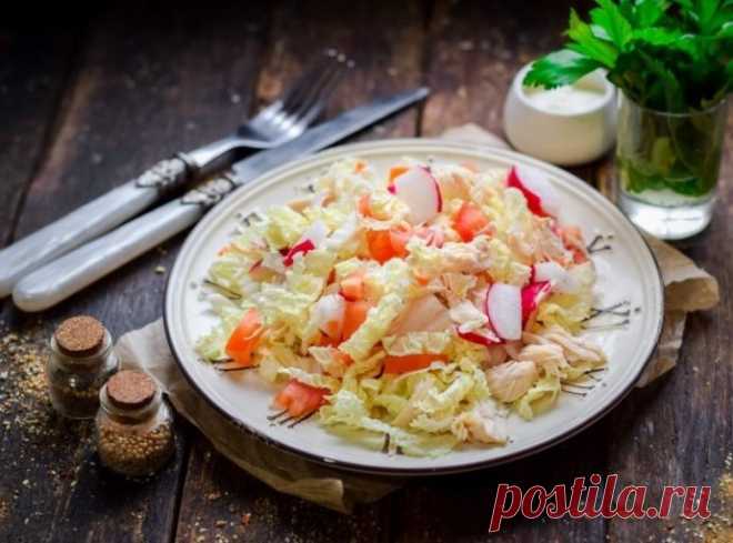 Салат с редисом, пекинской капустой и куриным филе