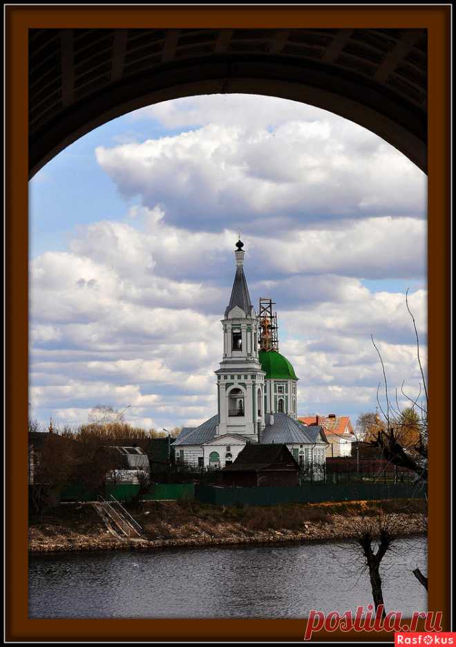Фото: Вид из арки речного вокзала. Фотограф Николай Попов. Город - Фото и фотограф на Расфокусе.