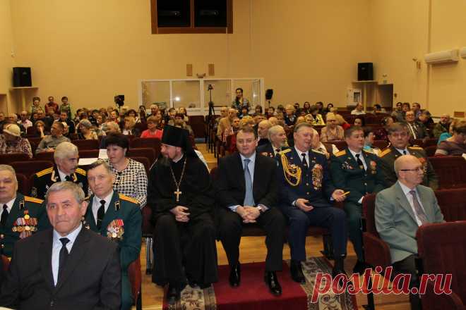 В  зале  руководители  района  и  благочинный  церквей  Волоколамского   района  Отец  Серафим
