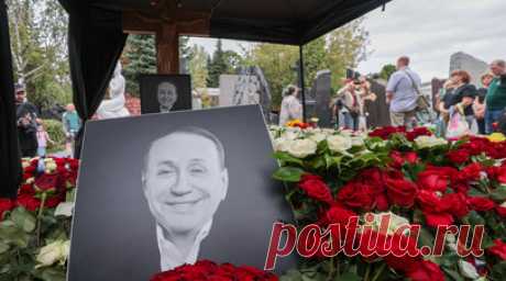 «С обострением психического заболевания»: вандала, разгромившего могилу Маслякова, отправили в психбольницу. Вандала, разгромившего могилу телеведущего Александра Маслякова на Новодевичьем кладбище в Москве, госпитализировали с обострением психического заболевания. Ранее в правоохранительных органах рассказали, что в момент задержания он вёл себя странно и не мог связно отвечать на вопросы. В отношении жителя столицы 2004 года рождения возбуждено уголовное дело о надругательстве над телами…