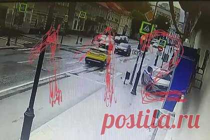 Момент ДТП с участием машины Росгвардии и такси попал на видео. В центре Москвы полицейская машина вылетела на тротуар и попала на видео. Пострадал один человек. На кадрах видно, как такси перестраивается и происходит столкновение с автомобилем правоохранителей. Служебный транспорт вылетает на тротуар. На месте работают экстренные службы и правоохранительные органы.