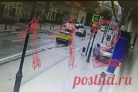 Момент ДТП с участием машины Росгвардии и такси попал на видео. В центре Москвы полицейская машина вылетела на тротуар и попала на видео. Пострадал один человек. На кадрах видно, как такси перестраивается и происходит столкновение с автомобилем правоохранителей. Служебный транспорт вылетает на тротуар. На месте работают экстренные службы и правоохранительные органы.