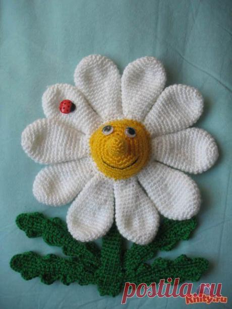 Ромашка крючком, 35 описаний и видео-уроков по вязанию цветка ромашки

Ромашки крючком. Схемы. Высоту 30 и 20 см. Материал: 2 крючка № 1,5 и 3,5 + флористическая проволока https://handmade-paradise.ru/romashki-kryuchkom-shemy-vyazaniya/
крючком по китайским и японским схемам https://handmade-paradise.ru/kak-vyazat-kryuchkom-po-shemam/