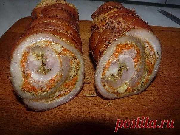 Оригинальный праздничный рецепт сала... в рулете!

Сало, несмотря на свою высокую калорийность, очень полезный продукт, по мнению многих диетологов, сало в небольшом количестве полезно для пищеварения и работы печени. Сегодня я вам расскажу, как приготовить сало, это лучший рецепт приготовления рулета. Для этого нам необходимо купить сало не толстое, толщиной до 2 см, перец черный молотый, паприка молотая, чеснок, морковь одна средняя, фарш 250 -300 грамм. Луковая шелуха, ...