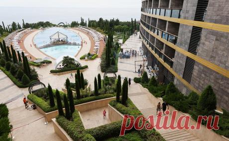 Власти предложили предусмотреть возврат невозвратных тарифов в отелях. Минэкономразвития доработало законопроект о невозвратных тарифах в отелях по аналогии с авиабилетами. Сейчас из-за отмен бронирований гостиницы теряют в год около 20 млрд руб. Эксперты опасаются, что мера ограничит потребителей