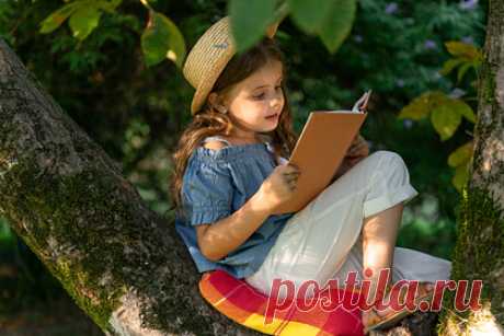 В Омске прошло открытие Недели детской и юношеской книги. В Омске в Первой детской библиотеке прошло открытие Недели детской и юношеской книги. Мероприятие было посвящено книге «Винни-Пух и все-все-все», детей встречали персонажи как советского, так и диснеевского мультфильмов. Гости праздника посмотрели мультфильм про медвежонка.