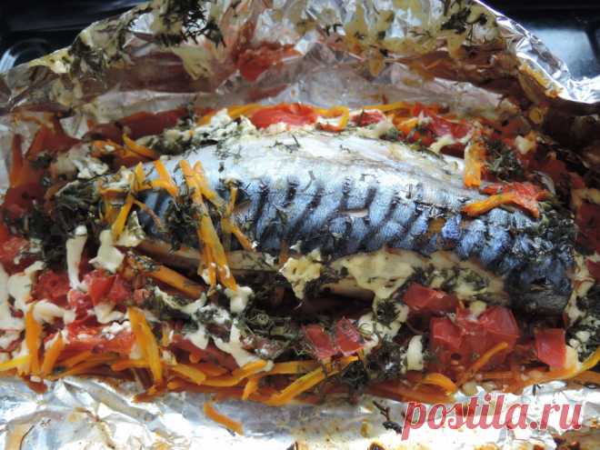 Такой вкусной СКУМБРИИ вы ещё Не ели! Запекаем по особому рецепту! - Кулинарный блог Отличный вариант для ужина — рыба, запеченная с овощами в фольге. Вкусно, полезно и очень сытно! Подготавливаю крупную скумбрию, морковь, помидоры, соль, майонез, укроп, фольгу. Мою рыбу, очищаю...