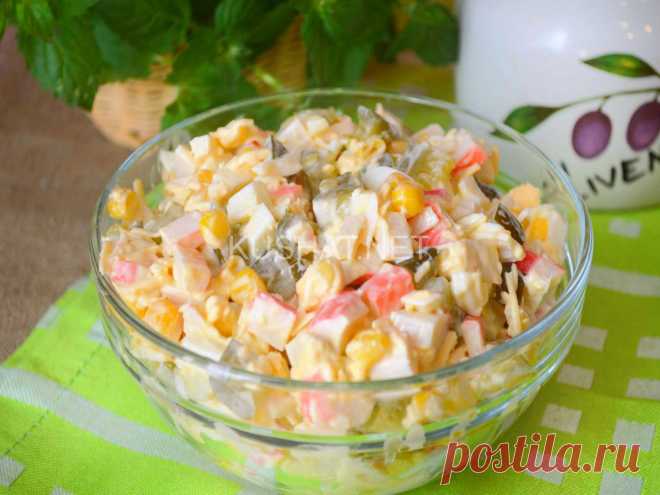Салат с крабовыми палочками, солеными огурцами и сыром. Рецепт с фото - Кушать нет Вашему вниманию хочу предложить рецепт одного из вкусных салатов - салат с крабовыми палочками, солеными огурцами и сыром. Ингредиенты: Крабовые палочки – 200 гр., Соленые огурцы – 2 шт., Сыр твердый – 50 гр.
