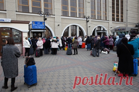 В Киеве заявили о минировании железнодорожных вокзалов. В Киеве неизвестный заявил о минировании Центрального и Южного железнодорожных вокзалов. Об этом сообщает компания «Укржелдорога». В настоящий момент движение поездов не приостановлено, и они курсируют, согласно расписанию. При этом работа вокзалов ограничена, а посадка пассажиров проходит по резервным схемам.