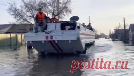 Новый прорыв дамбы произошел в Орске. В Орске произошел прорыв дамбы в новом месте. Брешь в дамбе обнаружена в районе улицы Борисоглебского из-за чего вода поступает в город, сообщил ТАСС мэр города Василий Козупица. &quot;Ситуация осложняется. Сначала произошло перетекание, ...