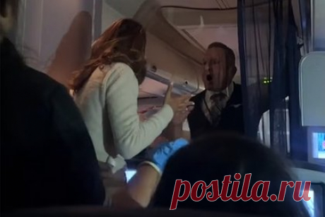 Пассажирка самолета захотела вина, устроила скандал в небе и попала на видео. Пассажирка авиакомпании United Airlines захотела выпить вина и устроила скандал в небе, получив отказ бортпроводника. Уточняется, что рейс следовал из Хьюстона в Лос-Анджелес. Во время полета одна из пассажирок попросила членов экипажа принести ей алкоголь, но получила отказ. Женщина стала спорить с бортпроводниками.