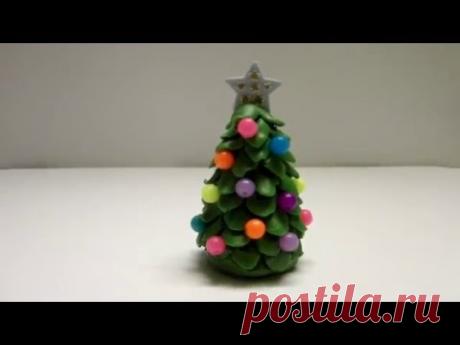 Лепим новогоднюю елку из пластилина. Также такую фигурку можно слепить из полимерной глины, марципана или мастики в качестве украшений для тортов.