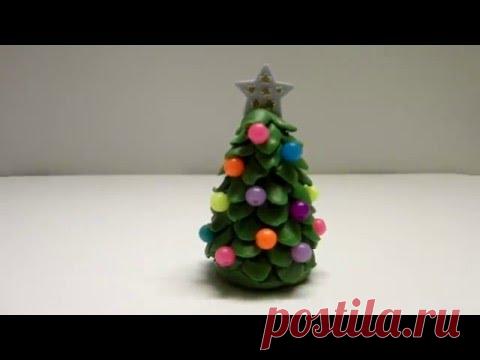 Лепим новогоднюю елку из пластилина. Также такую фигурку можно слепить из полимерной глины, марципана или мастики в качестве украшений для тортов.