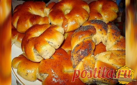 Булочки" Вкусняшки"
 Понадобится: 
250 мл молока 
2 яйца 
1 пакет (11 г) дрожжей 
60 г сливочного масла 
2 ст. ложки сахара 
1 ч. ложка соли 
1 пакетик ванилина
~ 4 стакана муки.
 Для начинки: сахар, мак, корица. 
 В тёплом молоке развести дрожжи с 1 ч. ложкой сахара. Когда они подойдут "шапочкой", добавить растопленное масло, соль, сахар, яйца, ванилин, всё размешать добавить просеянную м