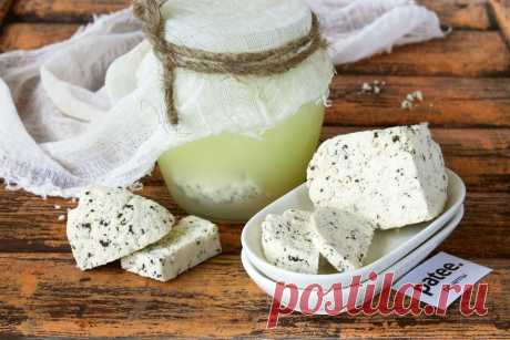 Сыр из творога с базиликом Утилизируем прокисшее молоко, приготовив вкусную закуску к сырной тарелке. На выходе получаем отделившуюся сыворотку, которая годится для выпечки блинов-пирогов, и творог. Последний приправляем сушеным базиликом и солью, выдерживаем под прессом, разрезаем ломтями.
