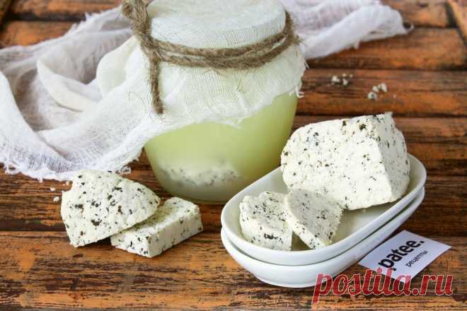 Сыр из творога с базиликом Утилизируем прокисшее молоко, приготовив вкусную закуску к сырной тарелке. На выходе получаем отделившуюся сыворотку, которая годится для выпечки блинов-пирогов, и творог. Последний приправляем сушеным базиликом и солью, выдерживаем под прессом, разрезаем ломтями.

