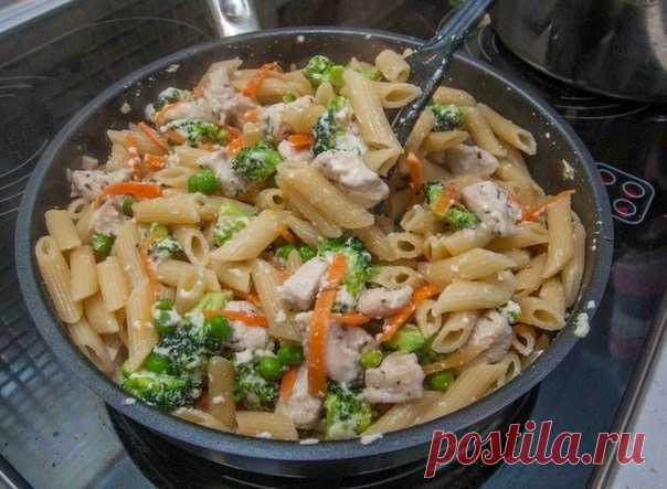 Паста с курицей, овощами и сливочным соусом