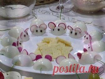 Отличная задумка на Новогодний стол...
 
 
Корзиночки с сельдью  
 
Такая закусочка с легкостью поглощается в первую очередь, это уже проверено. Делается очень просто!  
 
Ингредиенты:  
- филе 1 селедки  
- 1/2 пучка зеленого лука  
- 30 гр сыра  
- укроп (несколько веточек)  
- майонез  
- готовые тартинки  
 
Филе селедки режем мелким кубиком, затем нарезаем лук и зелень, сыр натираем на крупной терке, все заправляем майонезом.  
 
Начинкой заполняем корзинки.