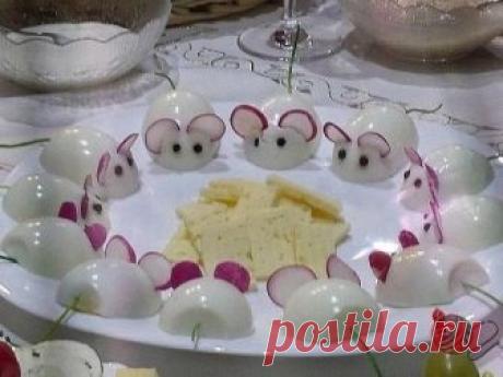 Отличная задумка на Новогодний стол...
 
 
Корзиночки с сельдью  
 
Такая закусочка с легкостью поглощается в первую очередь, это уже проверено. Делается очень просто!  
 
Ингредиенты:  
- филе 1 селедки  
- 1/2 пучка зеленого лука  
- 30 гр сыра  
- укроп (несколько веточек)  
- майонез  
- готовые тартинки  
 
Филе селедки режем мелким кубиком, затем нарезаем лук и зелень, сыр натираем на крупной терке, все заправляем майонезом.  
 
Начинкой заполняем корзинки.