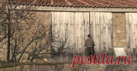 Этот парень живет с семьей в заброшенном коровнике. Когда он открыл дверь, можно обомлеть... ~