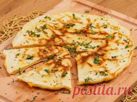 Хачапури на сковороде – пошаговый рецепт приготовления с фото Самый простой способ приготовить хачапури — пожарить его на сковороде. Блюдо получается очень вкусным, если не жалеть сыра. Обычно используют сулугуни, но можно готовить и с любым другим твердым сыром. В отличие от теста для аджарского хачапури (с сырым яйцом) приготовить тесто для хачапури на сковородке очень просто. Рецепт хачапури на сковороде отлично подойдет тем, кто хочет быстро подать на стол вкусную сырную лепешку.