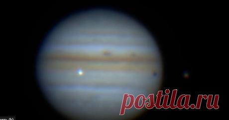 Астрономы зафиксировали столкновение Юпитера с неизвестным объектом Астрономы-любители из разных стран зафиксировали на камеру момент столкновения Юпитера с неизвестным объектом. Об этом сообщает Science Alert. Инцидент произошел 13 сентября, когда астрономы следили за прохождением по поверхности планеты тени ее спутника Ио. В определенный момент наблюдатели увидели яркую вспышку. Сделать снимки удалось астрономам Харальду Палеске из Германии, Хосе Луис Перейре из Бразилии...