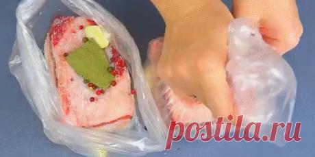 Сало Вареное с Чесноком в Пакете. Вкуснее не бывает! Простой рецепт, а результат — отменный! Еле дождались пока остынет. Слюнки аж до пяток... Жаль мало Придётся повторитьВкуснейшее, ароматное, домашнее вареное сало. Насыщенный пряный вкус, чем то похоже на нежный зельц. Минимум усилий-максимум удовольствия.  Вареное сало со специями рецепт: • Сало лучше разумеется с прослойкой мяса • Соль • Смесь перцев • Лавровый лист • Чеснок Вам понадобится полиэтиленовый пакет (и не о...