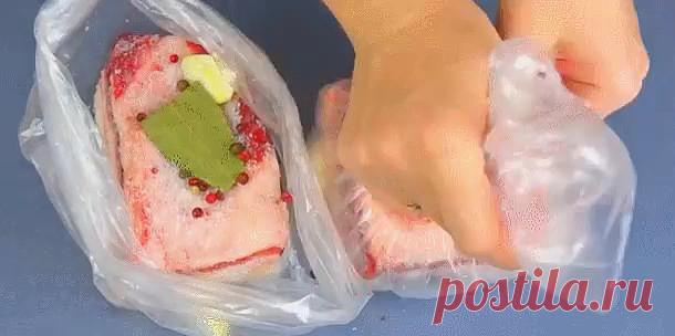 Сало Вареное с Чесноком в Пакете. Вкуснее не бывает! Простой рецепт, а результат — отменный! Еле дождались пока остынет. Слюнки аж до пяток... Жаль мало Придётся повторитьВкуснейшее, ароматное, домашнее вареное сало. Насыщенный пряный вкус, чем то похоже на нежный зельц. Минимум усилий-максимум удовольствия.  Вареное сало со специями рецепт: • Сало лучше разумеется с прослойкой мяса • Соль • Смесь перцев • Лавровый лист • Чеснок Вам понадобится полиэтиленовый пакет (и не о...