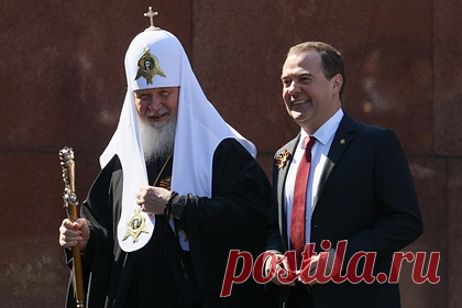 Патриарх Кирилл наградил Дмитрия Медведева церковным орденом. Патриарх Московский и всея Руси Кирилл наградил заместителя председателя Совета безопасности России Дмитрия Медведева орденом преподобного Сергия Радонежского II степени за помощь в восстановлении древнего монастыря в Московской области. Глава РПЦ выразил Медведеву признательность за труды.