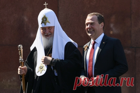 Патриарх Кирилл наградил Дмитрия Медведева церковным орденом. Патриарх Московский и всея Руси Кирилл наградил заместителя председателя Совета безопасности России Дмитрия Медведева орденом преподобного Сергия Радонежского II степени за помощь в восстановлении древнего монастыря в Московской области. Глава РПЦ выразил Медведеву признательность за труды.