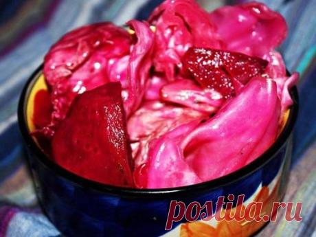 Как приготовить капусту по-грузински

Капуста получается очень вкусной.Всем советую приготовить

Для приготовления понадобится:
кочан белой капусты
свекла
чеснок
стручок горького перца
чёрный горошком перец
соль
крутой кипяток

Приступаем к приготовлению:
1. Режем кочан капусты кусками вместе с кочерыжкой, свеклу разрезаем кружочками, чистим чеснок, нарезаем кусочками горькую перчину.
2. В глубокую кастрюлю складываем слоями:куски капусты, затем кружки свеклы, затем дольки...