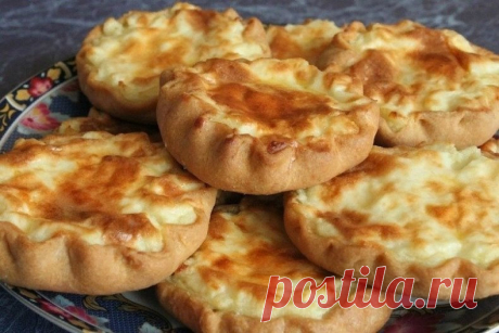Картофельные калитки. 

Для теста: 
1 пачка маргарина (&quot;Хозяюшка&quot; 200 гр.) 
1 стакан кефира или простокваши (200 гр.) 
0,5 ч.л. соли 
1 пакет разрыхлителя или 0,5 ч.л. соды. 
300 гр. муки (может чуть больше, увидите когда будете месить) 
Маргарин размягчить, добавить кефир, замесить мягкое, эластичное тесто. Положить в холодильник на 30-40 минут, чтобы отдохнуло. Потом тесто будет легче раскатываться. Тем временем готовьте начинку. 
Начинка: 
Сварите обычное картофельное п...
