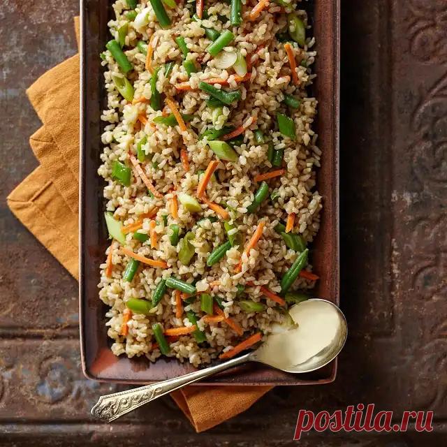 Салат из пророщенного коричневого риса с соево-имбирным соусом Рецепт салата из пророщенного коричневого риса с соево-имбирным соусом, расскажет Вам как украсить любой праздник.Вы будете приятно удивленны его мягкими и полезными свойствами.