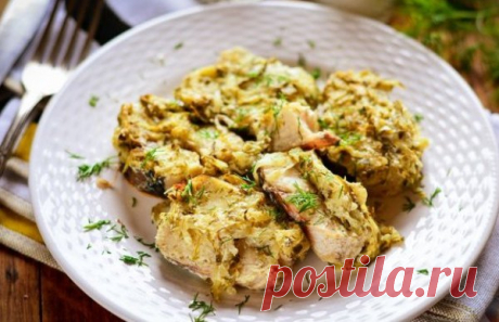 Запечённый минтай в сметанном соусе с маринованными огурцами