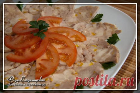 Куриный рулет с чесноком и перцем.